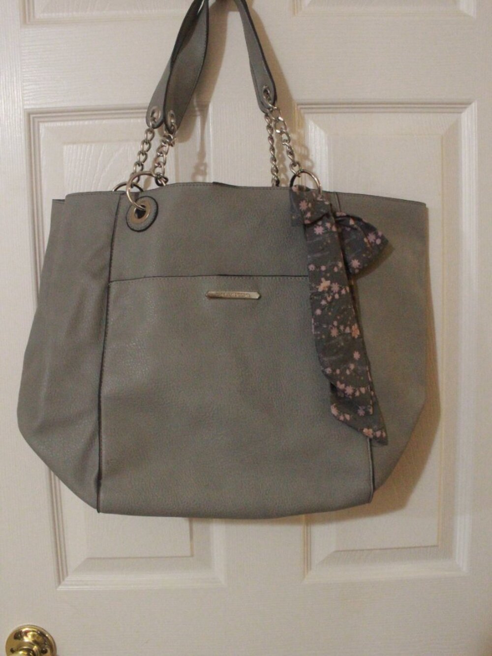 Title: Steve Madden Gray Tote with Floral Scarf
